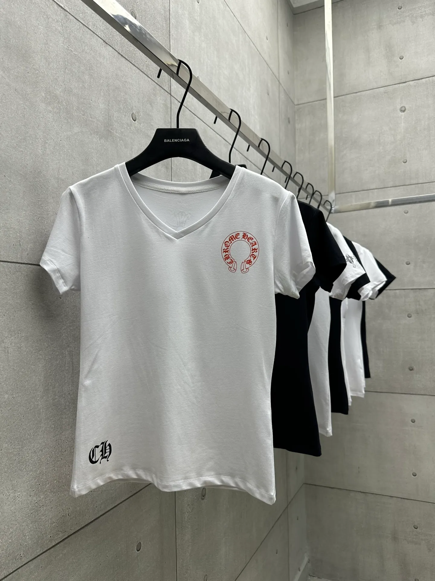 P126 #083 CHROME HEARTS 25SS women's T-shirt Made of 220G original consistent fabric V-neck women's waist style The whole body is made of imported digital direct printing Color: White Size: S M L